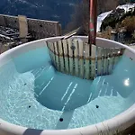 Stunning Panoramic Views! Hottube & Sauna Apartment *